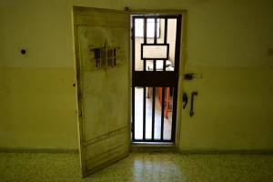 La arrestano per aver portato la droga in carcere. E il fidanzato si taglia con le lamette