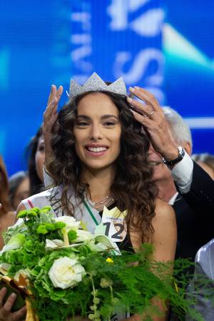 Miss Italia, ora la società valuta se toglierle il titolo