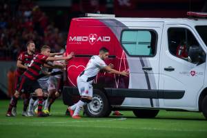 Ambulanza ferma in campo, i calciatori la spingono