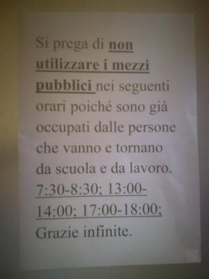 "Gli immigrati evitino i bus nelle ore di punta". Il cartello che fa discutere