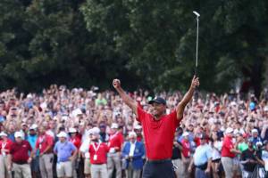 Golf, Tiger Woods ritorna alla vittoria dopo 5 anni