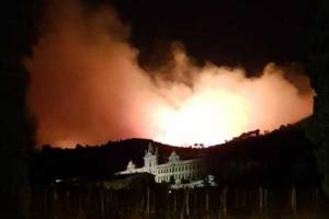 Sciacalli in azione durante l'incendio di Pisa