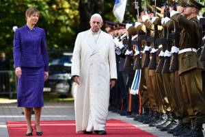 Papa Francesco: "Accogliere e integrare i migranti senza minacciare la propria identità"