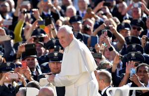 Il Papa apre il Sinodo sui giovani. Polemiche per la sigla "Lgbt"