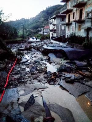 La Calabria come in guerra. Sui tetti per sfuggire all'acqua