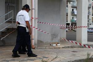 Ubriaco litiga con la moglie, getta la figlia dal balcone e poi accoltella figlio