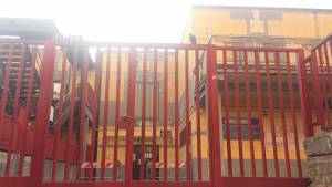 A scuola cede la rampa della scala antincendio: maestra rimane ferita