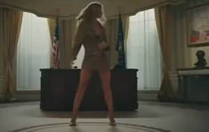 Melania nuda alla Casa Bianca: il video del rapper fa infuriare Trump