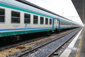 Pesaro, congolese minaccia la capotreno e aggredisce 3 agenti