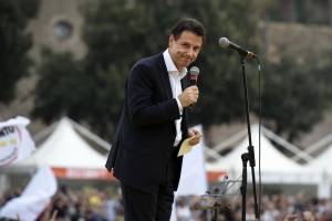 Conte: "Mi sono ridotto lo stipendio". Ma Anzaldi: "Sul sito del governo non risulta"