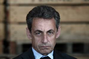Macron è talmente in crisi che adesso si fa aiutare da Sarkozy