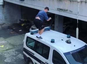 L'ultima follia romana: parkour sulle auto della municipale