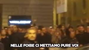 Il coro choc dei centri sociali: ​"Leghisti nelle foibe pure voi"