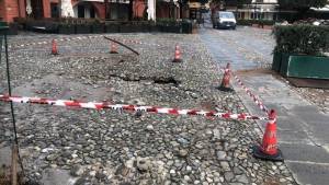 Portofino, una voragine nella piazzetta dei vip. Deraglia treno a Santa Margherita Ligure