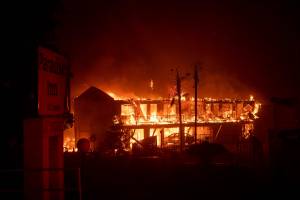 Malibu, brucia il paradiso. Almeno cinque vittime nella California devastata