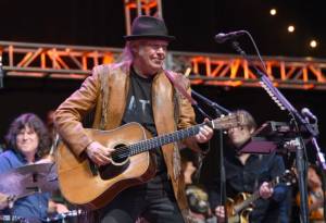 Donald Trump attaccato da Neil Young dopo gli incendi in California