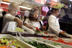 Cous cous e falafel a scuola? I bimbi non mangiano, le mamme protestano