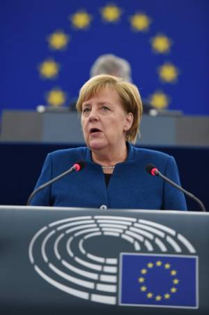 Merkel sta con Macron: "Sì a un esercito europeo"