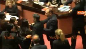 "Ma chi sei?", "Chi sei tu". Rissa sfiorata al Senato