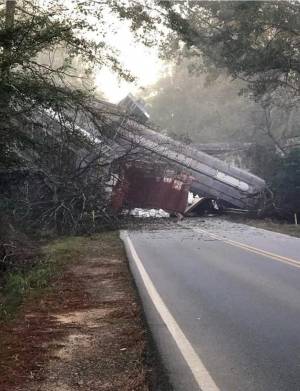 Usa, deraglia treno carico di gas: i vagoni precipitano sull'autostrada