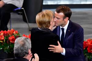 Macron vola dalla Merkel: “Insieme per evitare caos Ue"