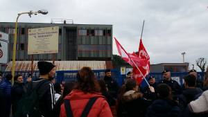 Di Maio contestato da studenti e lavoratori a Pomigliano