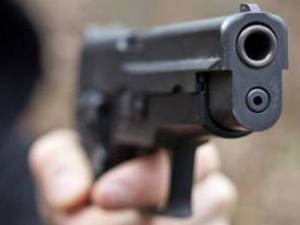 Noci (Bari), fanno irruzione in una casa col kalashnikov e sequestrano un ragazzo. In manette cinque persone