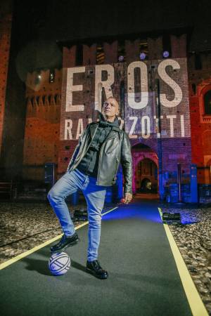 Eros Ramazzotti torna con un nuovo disco: "Lo dedico a Pino Daniele"