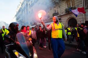 Macron adesso è disperato. La polizia sta con i gilet gialli