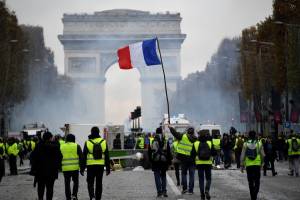 La Francia  protesta per la benzina e tace sull'islam