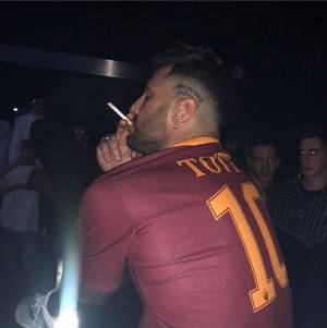 Corona "sfida" Ilary Blasi con la maglia di Totti Ma scatena l'ira dei tifosi