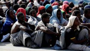 Migranti, ipocrisia della Merkel. Ora li paga per mandarli a casa
