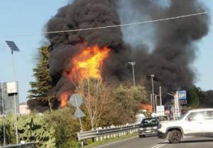 Esplode l'autocisterna: inferno al distributore Due morti e 18 feriti