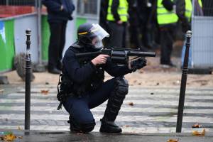 Polizia terrorizzata dai gilet gialli: "Saremo costretti a sparare"