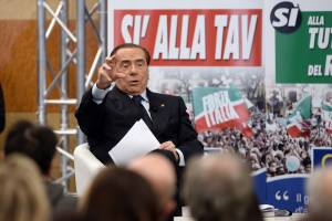 Berlusconi lancia i gilet azzurri contro la manovra gialloverde