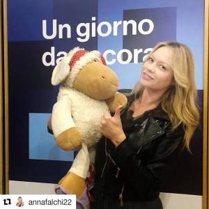 Anna Falchi: "Un ministro di sinistra mi diede un pizzicotto sulla coscia"