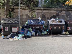 Roma, albergatori in allarme: "Turisti sconvolti dai rifiuti"