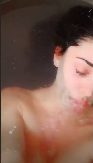 Belen hot: tutta nuda nella vasca da bagno