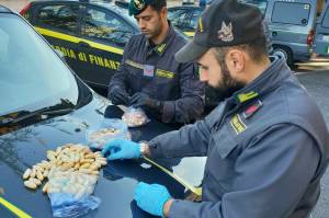 Sul treno per Milano con 179 ovuli di droga nell'intestino, arrestati 2 nigeriani