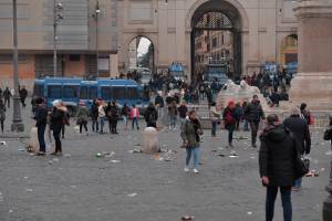 Roma, 400 ultras dell'Eintracht hanno invaso (e semidistrutto) la capitale