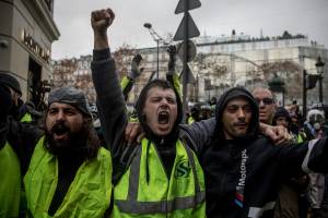Gilet gialli marciano su Parigi. Polizia: "Siamo pronti al peggio"