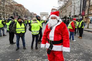 I gilet gialli invadono Parigi nella quinta giornata di proteste