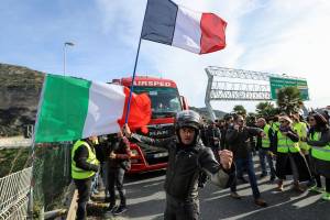 I gilet gialli bloccano l'autostrada al confine con l'Italia