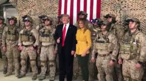 Trump (con Melania) in Iraq: "Le nostre truppe restano"