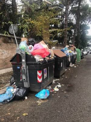 Caos rifiuti nella Capitale: sulle discariche continua il braccio di ferro tra Raggi e Zingaretti