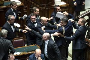 Manovra, bagarre alla Camera: opposizioni all'attacco di Fico