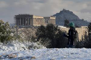 Neve ad Atene, il Partenone imbiancato
