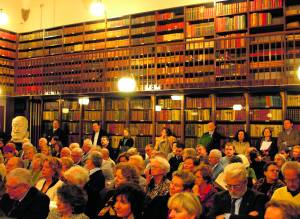 Libri ammuffiti e tarlati Un viaggio tra i danni all'oro (antico) di carta