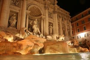 Come ne "La dolce vita" si fa il bagno nella fontana di Trevi: multato