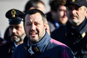 Ora Salvini manda altri 60 agenti a Napoli: "De Magistris faccia il suo"